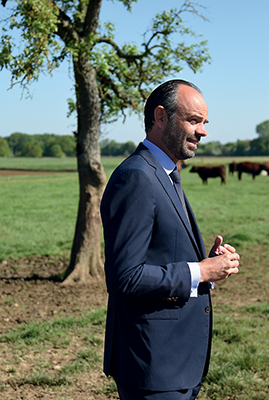 Édouard Philippe en visite à la ferme de Nérondes, dans le Cher, 2 mai 2018
© Guillaume Souvant / Afp