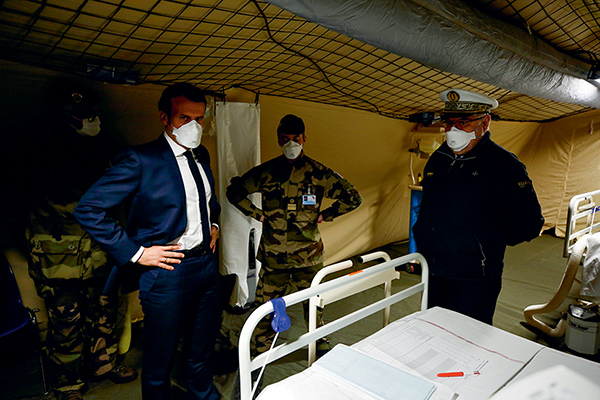 Visite du président Macron à l’hôpital de campagne installé à l’extérieur du centre hospitalier Émile-Muller, Mulhouse, 25 mars 2020
© Mathieu Cugnot / Pool / AFP
