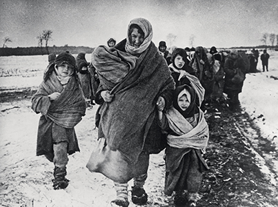 Des réfugiés marchant dans la neige, Max Alpert (1899-1980), front de l’Est, Seconde Guerre mondiale© BPK, Berlin, Dist. RMN-Grand Palais / Max Alpert © DR