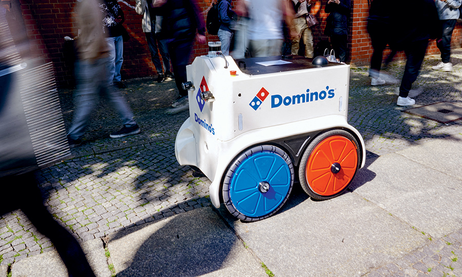 À Berlin, la marque Domino’s teste un robot livreur de pizzas, mai 2022 © Annette Riedl / DPA / dpa Picture-Alliance via AFP