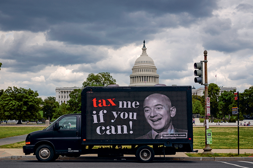 Devant le Capitole à Washington, un panneau mobile des Patriotic Millionaires appelle à taxer davantage les ultrariches, 17 mai 2021 © Drew Angerer/Getty Images/AFP