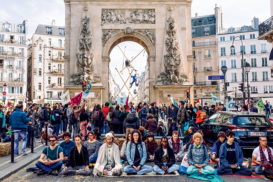 Action d’occupation d’Extinction Rebellion porte Saint-Denis, à Paris, avril 2022 © Philippe Labrosse/Hans Lucas/ AFP