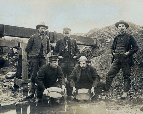 Mineurs tamisant l’or, années 1890
© Granger NYC/Rue des Archives