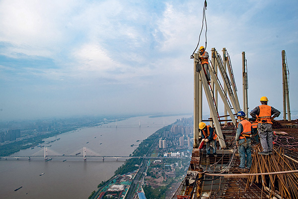 11 août 2020, les constructeurs d’une tour de Wuhan doivent faire face à la hauteur et à la chaleur estivale. © Xinhua / Newscom / ABACA