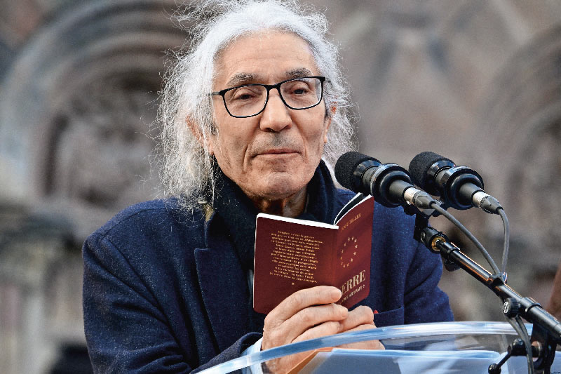 Boualem Sansal lisant un extrait de Guerre : Et si ça nous arrivait ? de Janne Teller, en avril dernier, à Strasbourg, désignée Capitale mondiale du livre 2024 par l’Unesco © Roses Nicolas/ABACA