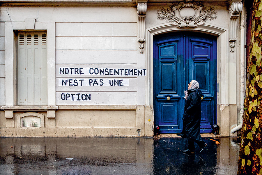 Collage réalisé sur le parcours de la Marche des femmes du 8 mars 2023 à Paris © Florent Pommier / Agence 1 h 23