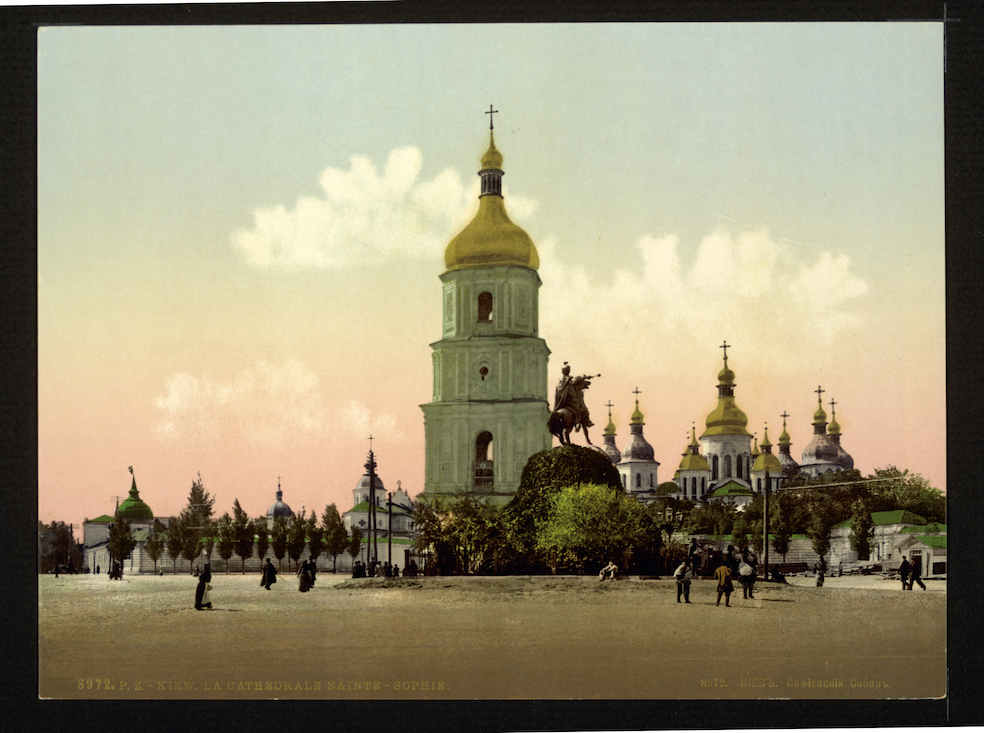 Vue de la cathédrale Sainte-Sophie de Kiev et de la statue équestre de Bogan Khmelnytsky, photochrome, v. 1890-1900 © Akg-images