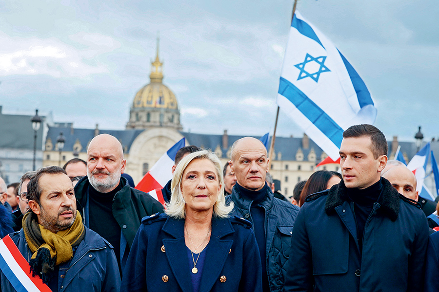 Marine Le Pen, entourée du président du RN Jordan Bardella (à droite) et du député Sébastien Chenu (à gauche) lors de la marche contre l’antisémitisme, à Paris, le 12 novembre © Philippe Bourguet / Bepress / ABC / Andia.fr