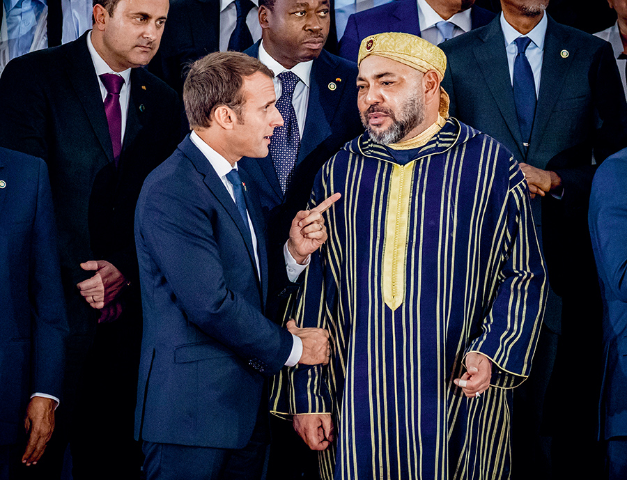 Le roi du Maroc Mohammed VI et Emmanuel Macron, au 5e sommet Union africaine-Union européenne, en Côte d’Ivoire, le 29 novembre 2017 © DPA/ABC/Andia.fr