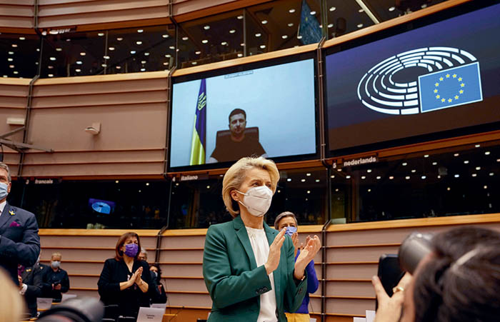 La présidente de la Commission européenne applaudit le discours donné en visioconférence par le président ukrainien face au Parlement européen, Bruxelles, 1er mars 2022. © Virginia Mayo / AP / Sipa