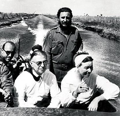 Simone de Beauvoir et Jean-Paul Sartre lors d’une excursion en bateau avec Fidel Castro pendant leur visite à Cuba en 1960
© www.bridgemanimages.com