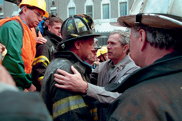George Bush photographié par Paul Morse lors d’une visite aux pompiers de New York, 14 septembre 2001 © The Granger Collection, New York / Coll. Christophel