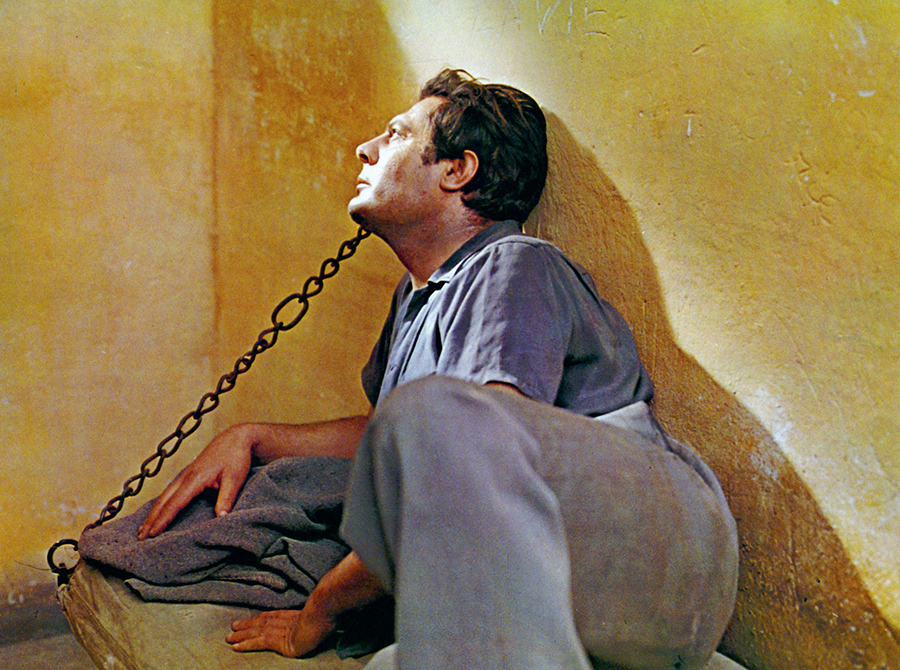 Marcello Mastroianni dans le rôle de Meursault dans l’adaptation de L’Étranger par Luchino Visconti, 1967 © Collection Christophel