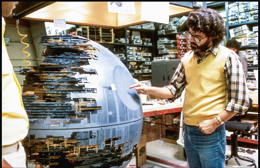 George Lucas devant la maquette de la seconde Étoile de la mort à l’époque de la réalisation du Retour du Jedi, sorti en 1983 © Lucasfilm / Walt Disney © Collection Christophel