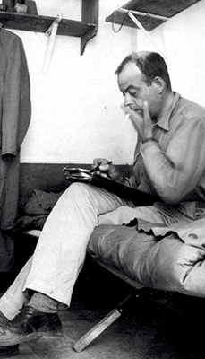Dans sa chambre d’officier, Alghero (Sardaigne), mai 1944 
© John Phillips Fondation - Photo John Phillips.jpg
