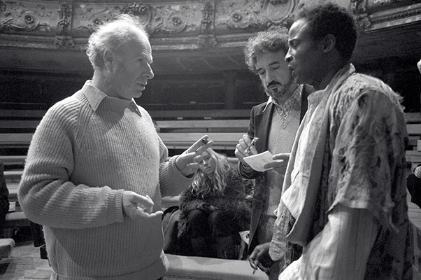 Carrière au théâtre des Bouffes du Nord avec Peter Brook, lors de l’adaptation d’Ubu roi en 1977© Daniel Simon/Gamma