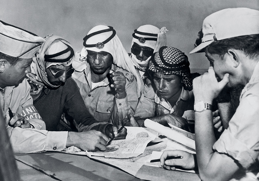 Leaders juifs et palestiniens négociant autour d’une carte sous l’égide d’un représentant de l’ONU, 20 août 1948 © KEYSTONE-FRANCE