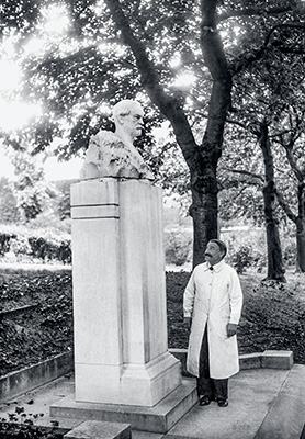 Au pied du buste du savant, dans les jardins de l’Institut Pasteur à Paris en 1935, Joseph Meister, sauvé à l’âge de 9  ans de la rage, en  1885.©Keystone-France / GAMMA RAPHO.