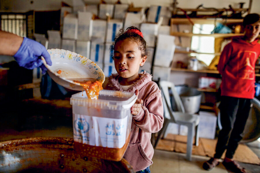 Distribution alimentaire du Programme alimentaire mondiale de l’ONU à Deir Albalah, dans le centre de Gaza, mars 2024  © PAM / Ali Jadallah