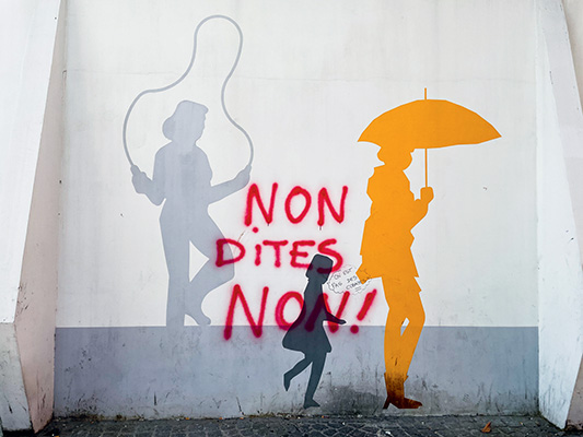 Graffitis sur une fresque le long d’un supermarché de Fontenay-sous-Bois, 6 septembre 2021. « On n’est pas des cobayes », lit-on dans la bulle partant de la silhouette de petite fille. © Amaury Cornu / Hans Lucas