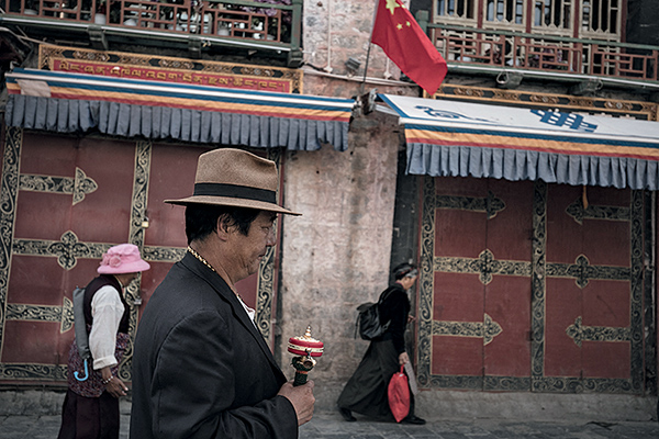 Pèlerins bouddhistes à Lhassa, région autonome du Tibet, Chine, 2018.
© Frederic Seguin / hanslucas.com