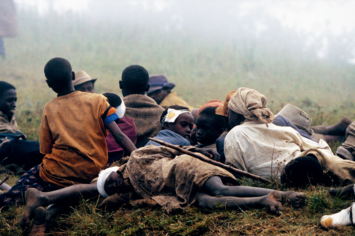 Rescapés tutsi en situation d’urgence absolue, repérés le 27 juin 1994 par un détachement de l’opération Turquoise dans les collines de Bisesero © José Nicolas / Hans Lucas