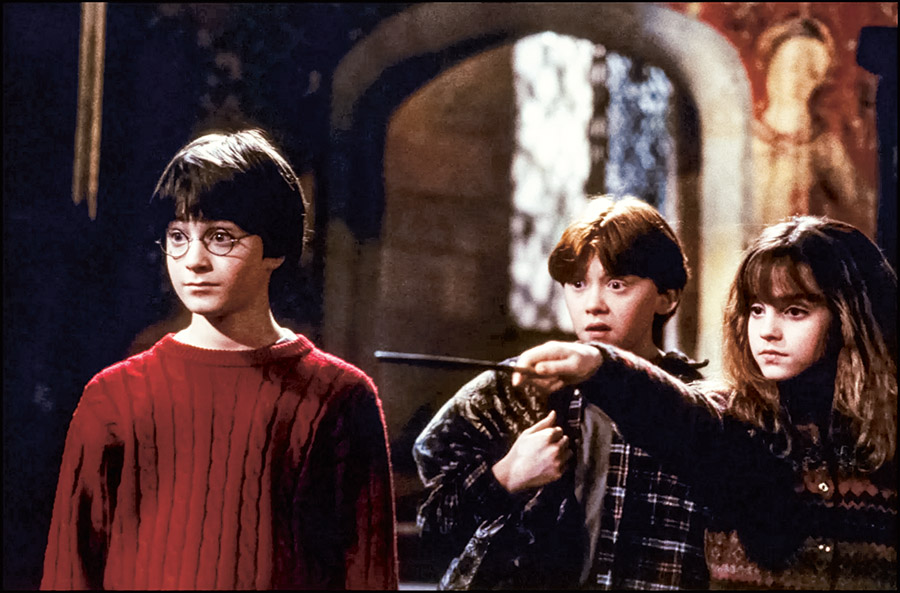 Harry (Daniel Radcliffe), Ron (Rupert Grint) et Hermione (Emma Watson) dans Harry Potter à l’école des sorciers (2001) de Chris Columbus © Photo by 7831/Gamma-Rapho