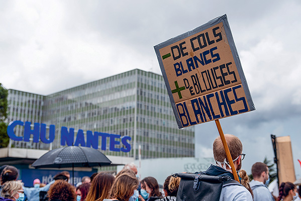 Manifestation pour le personnel soignant devant le CHU de Nantes, 16 juin 2020 © Karoll Petit / Hanslucas