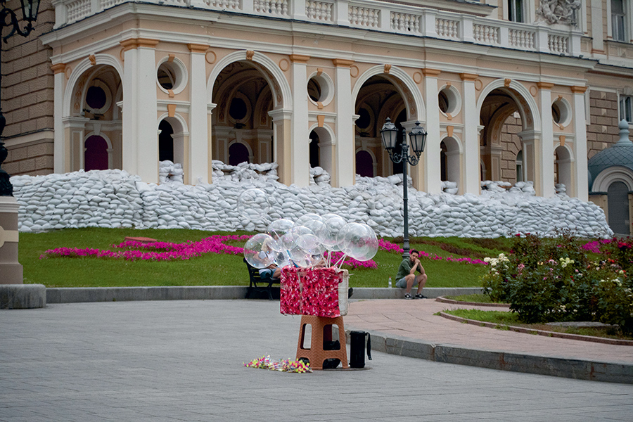 Le théâtre d’opéra et de ballet d’Odessa en partie barricadé derrière des sacs de sable, 16 juillet 2022 © Maurizio Orlando / Hans Lucas