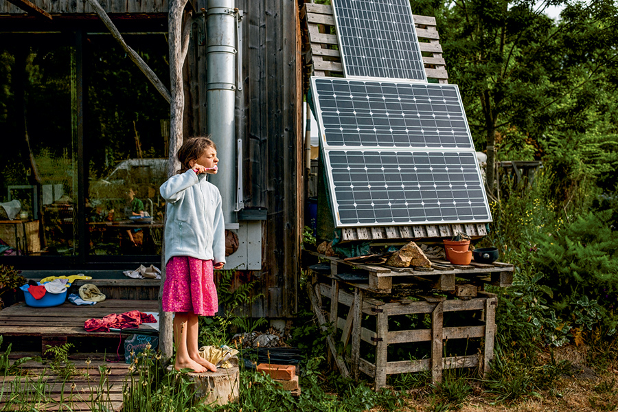 Léa, 9 ans, vit avec sa famille dans une maison où l’eau de pluie est récupérée et filtrée, et l’électricité fournie par des panneaux solaires. Roz-sur-Couesnon, (Ille-et-Vilaine), mai 2022 © Maylis Rolland / Hans Lucas