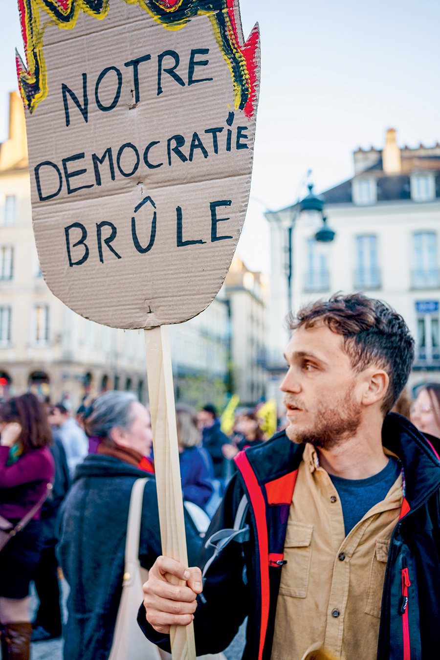 Manifestation devant l’hôtel de ville de Rennes durant l’allocution du président, le 17 avril dernier © Quentin Bonade-Vernault/ Hans Lucas