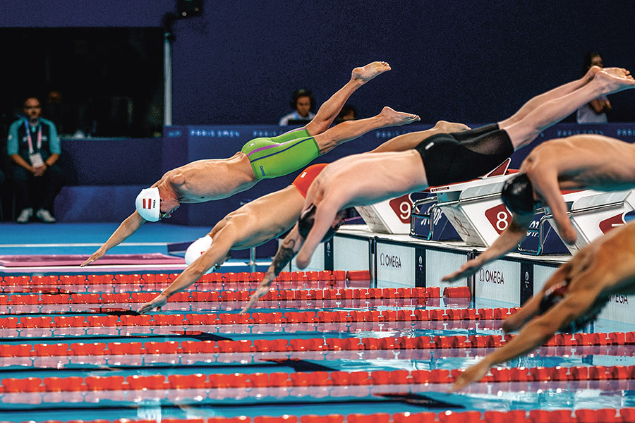 Départ d’une épreuve de 100 mètres brasse aux Jeux paralympiques de Paris, le 30 août © Gepa pictures / Johannes Friedl / Icon Sport