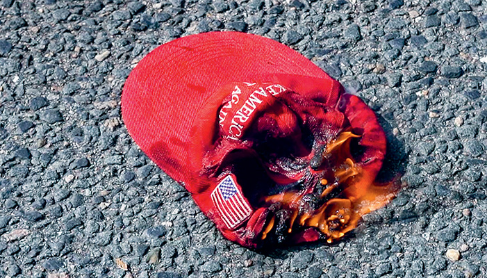 Casquette brulée par un contre-manifestant lors d’un rassemblement en soutien à Trump, Boston, 18 octobre 2020 © AFLO / KCS PRESSE