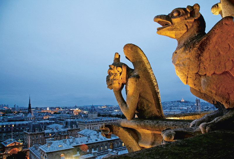 La stryge et une autre des chimères ornant Notre-Dame de Paris depuis sa restauration par Viollet-le-Duc au xixe siècle, 2011  © Jean-Claude N’Diaye/La Collection