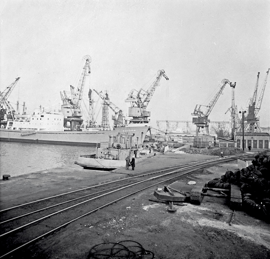 Un terminal de fret du port de Jdanov (ancien nom de Marioupol) en avril 1968