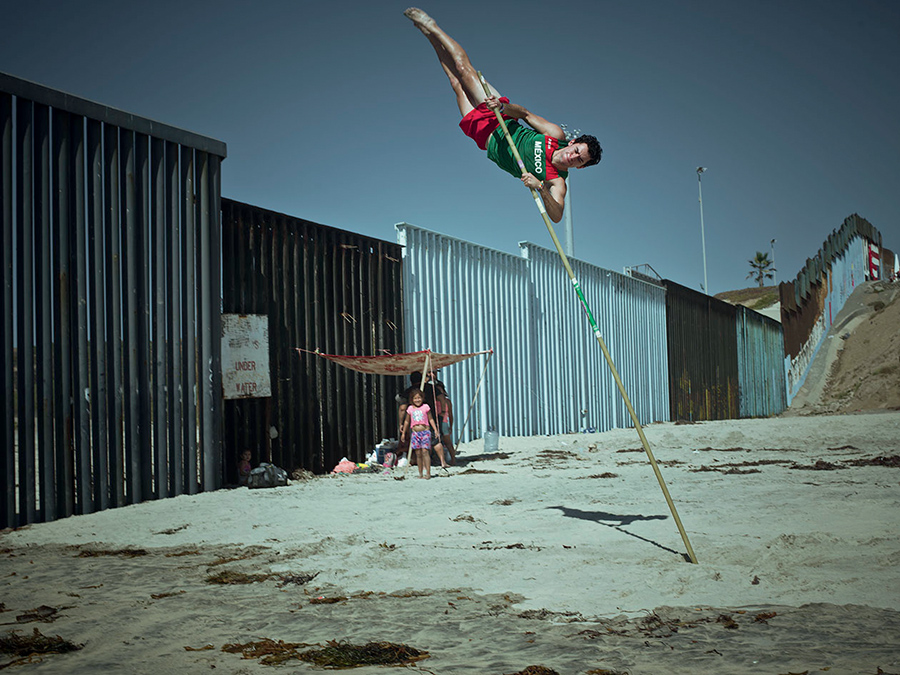 Plage de Tijuana, 2018. Le perchiste mexicain Alex Limón s’entraîne près de la clôture frontalière.
© Cristina de Middel / Magnum Photos