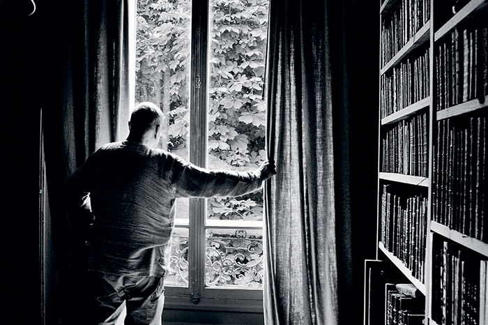 Jean-Claude Carrière dans sa maison à Paris en 2009 © Christopher Anderson / Magnum Photos