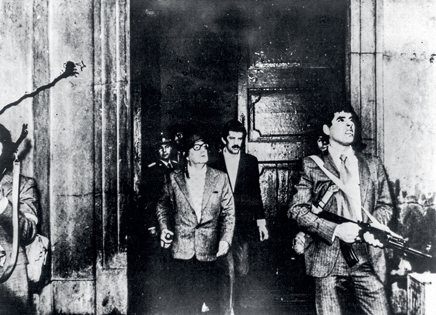 Allende (au centre) durant les combats à la Moneda, lors du putsch du 11 septembre 1973 © Photo12/KEYSTONE Pressedienst