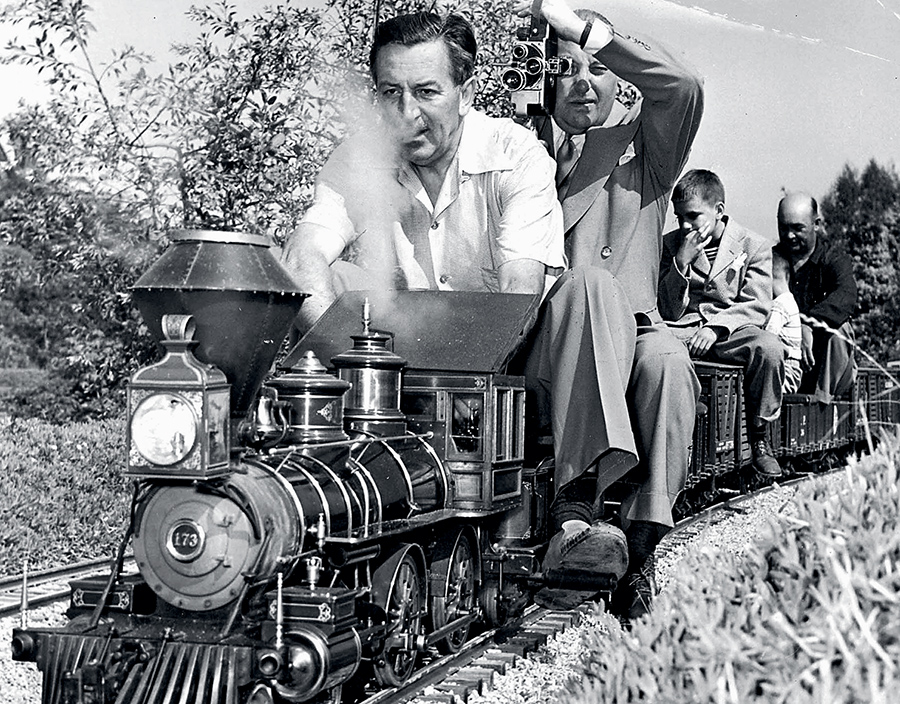 Le Carolwood Pacific Railroad, chemin de fer miniature installé par Walt Disney dans son jardin quelques années avant l’ouverture de Disneyland, v. 1950  © Globe Photos / ZUMA Press / Photo12