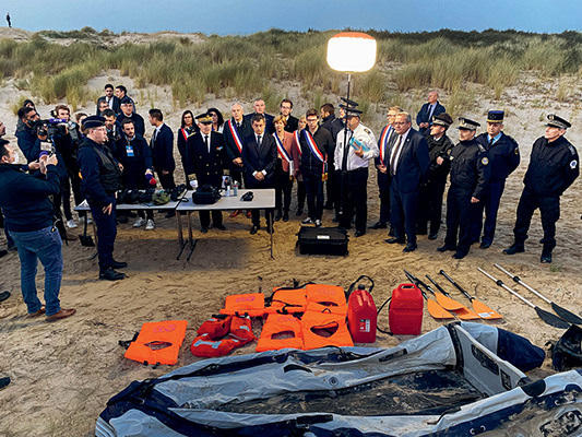 Le ministre de l’Intérieur Gérald Darmanin, en visite le samedi 9 octobre auprès des policiers luttant contre l’immigration clandestine, dans les dunes de Marck près de Calais. © Louis Witter / Le Pictorium
