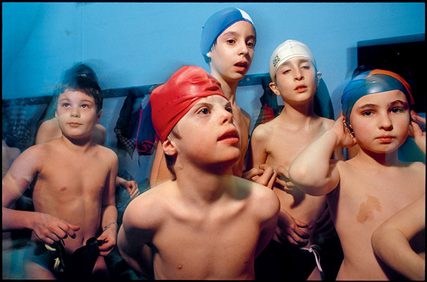 Sortie hebdomadaire à la piscine d’un petit garçon trisomique et de ses camarades de l’école Lamazou à Paris. Ces cours permettent aux enfants handicapés d’apprendre avec les autres. © Jean-Marc ARMANI / PINK / saif images