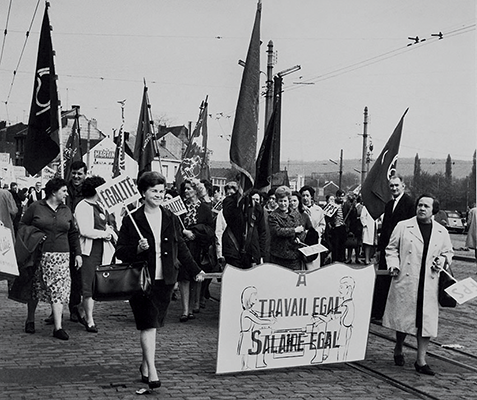Manifestation en faveur de l’égalité des salaires entre hommes et femmes à Herstal, Belgique, 1966 
© Janine Niepce/Roger-Viollet