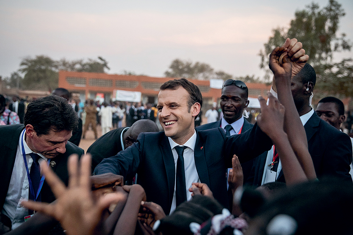 Visite de l’école primaire Lagm-Taaba, à Ouagadougou, lors de la première tournée africaine du président Macron, 28 novembre 2017 © Renaud Bouchez / Society / Signatures