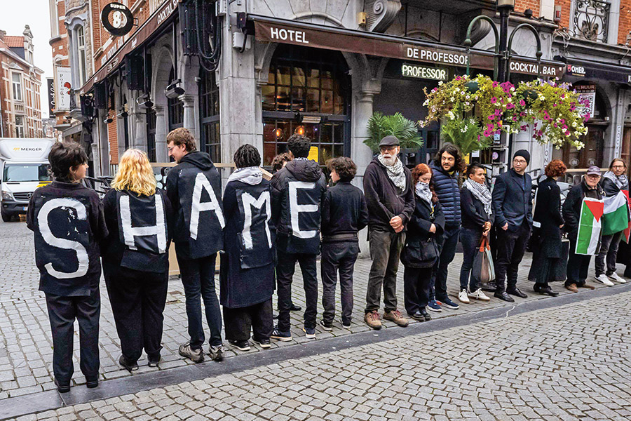 Des manifestants profitent de la visite du pape à l’université catholique de Louvain, en Belgique, le 18 septembre 2024, pour dénoncer l’attitude de leur gouvernement  © Wiktor Dabkowski/ZUMA Press Wire