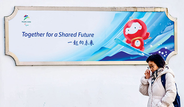 À Pékin, une affiche des JO avec le slogan « Ensemble pour un futur partagé » et Shuey Rhon Rhon, la mascotte des Jeux paralympiques, 27 janvier 2022 ©Artyom Ivanov / Tass / Sipa USA / Sipa