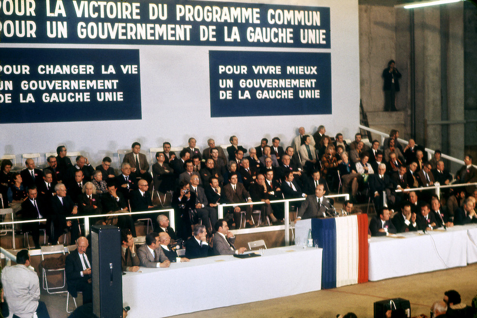 Meeting de la gauche unie autour de Georges  Marchais (PCF) et de François Mitterrand (PS), au micro, Paris, porte  de  Versailles, 1er décembre 1972 © Gerald Bloncourt / Rue des Archives