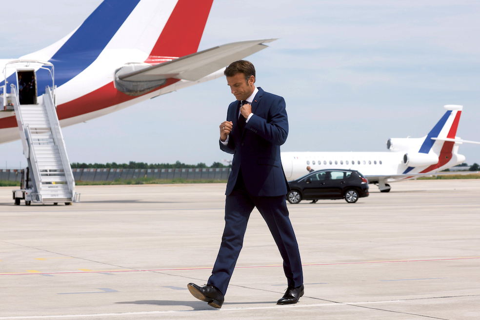 Emmanuel Macron, à Orly,  le 14 juin 2022, avant de s’envoler pour la Roumanie © Gonzalo Fuentes/POOL/SIPA